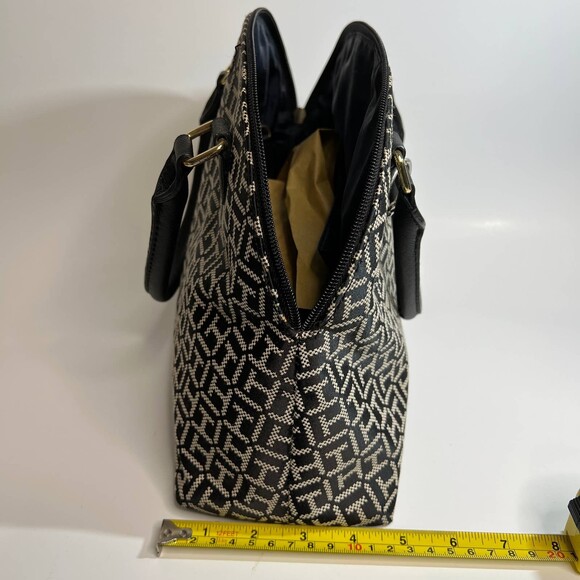 ❤️  Black Tommy Hilfiger purse ❤️ - Picture 6 of 10
